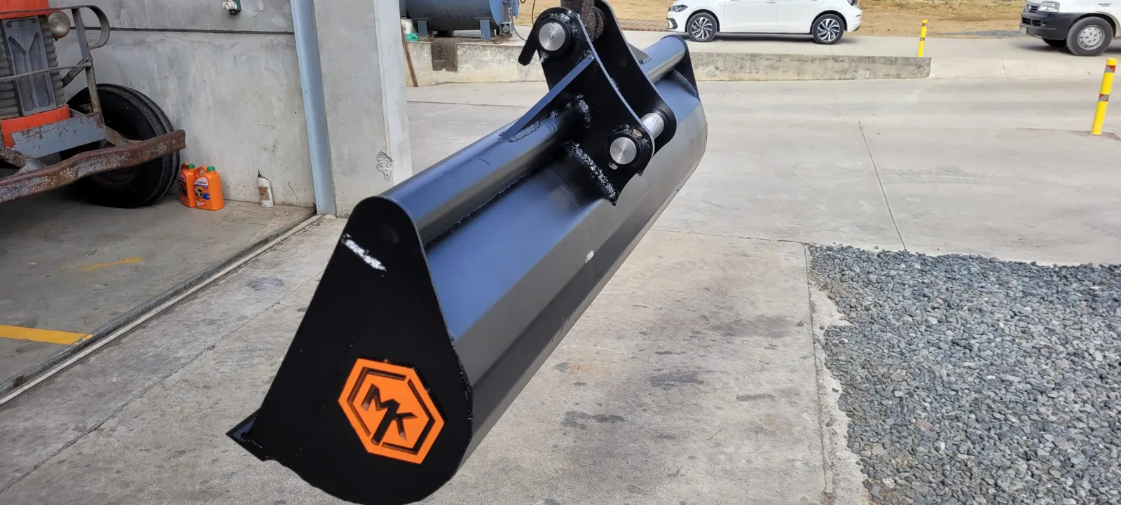 Concha de limpeza MK com logo laranja, suspensa no pátio